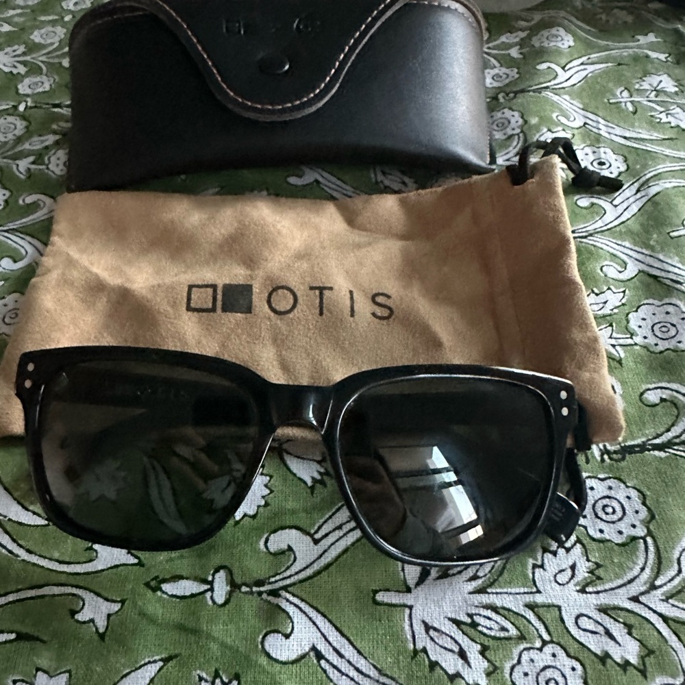 Otis Test of Time Sunglasses in black